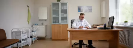 врач в кабинете